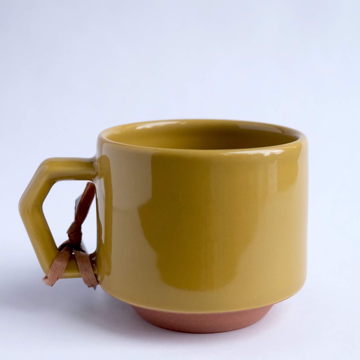 Side view of chips mug in mustard.