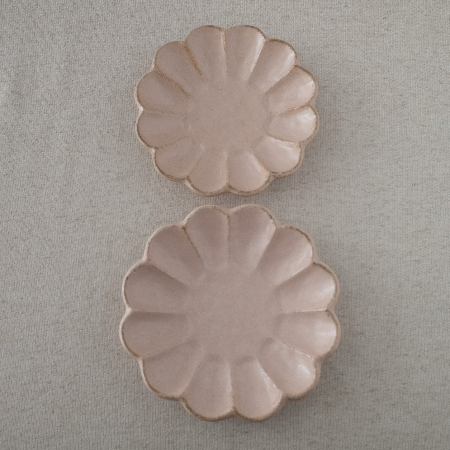 Pink Rinka Plates with 2 sizes - 14cm and 15.5cm