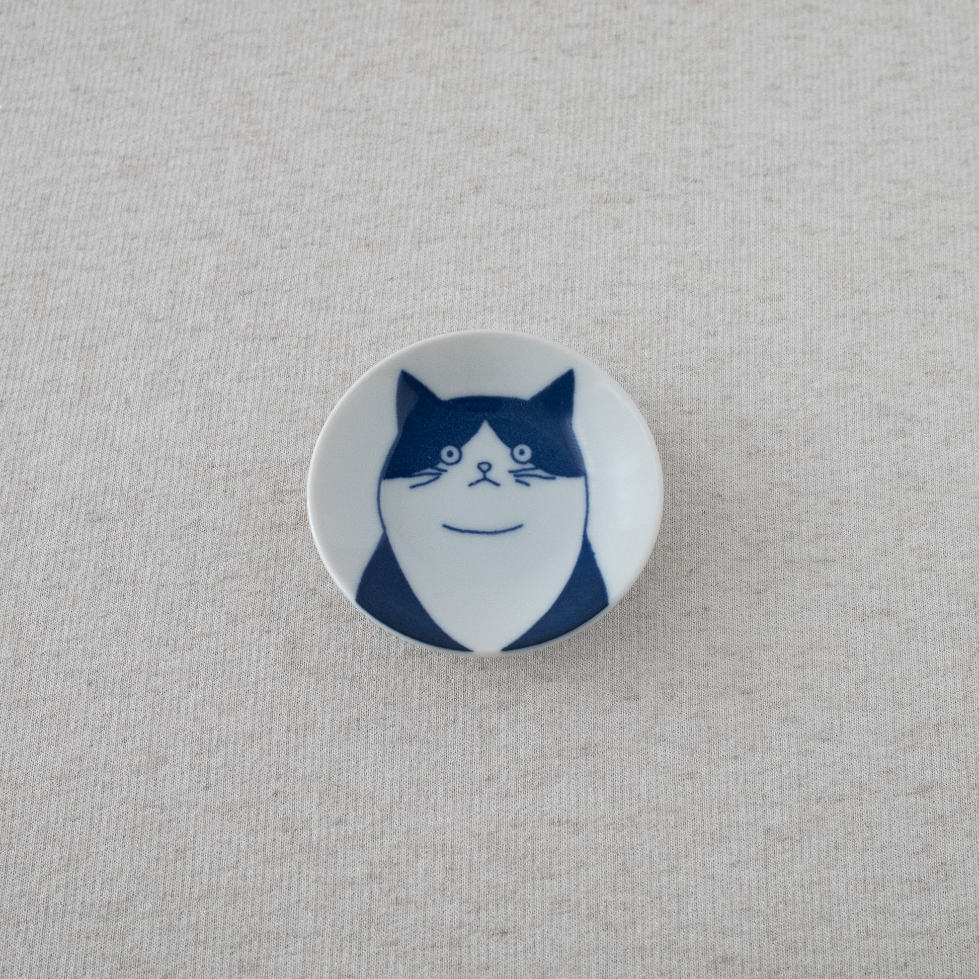 Cat with personality sauce dish, made in Japan. Hachiko with black ears with a serious face.