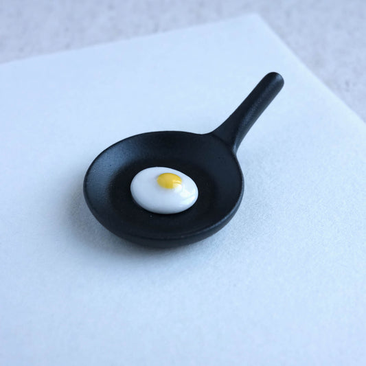 Top view of ceramic fry pan with egg chopstick rest, adding a touch of Japanese Kawaii charm to your table.

