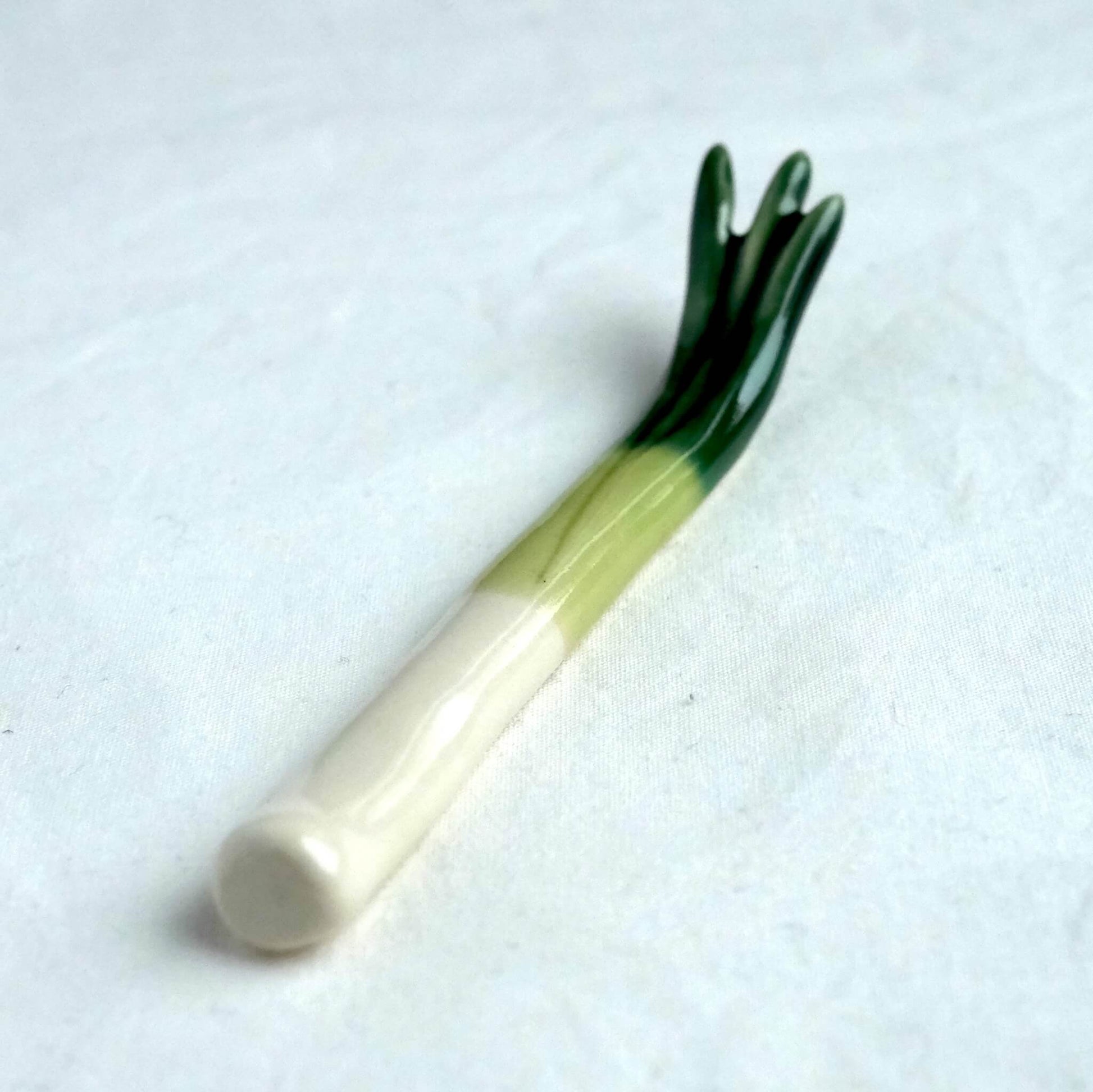 Top view of ceramic green onion chopstick rest, adding a touch of Japanese Kawaii charm to your table.
