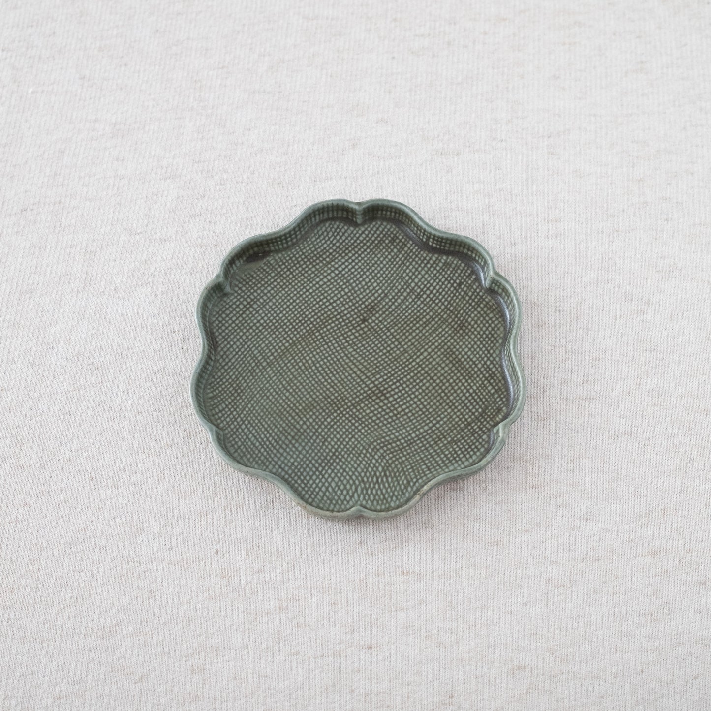 Kawaii floral shaped plate - green