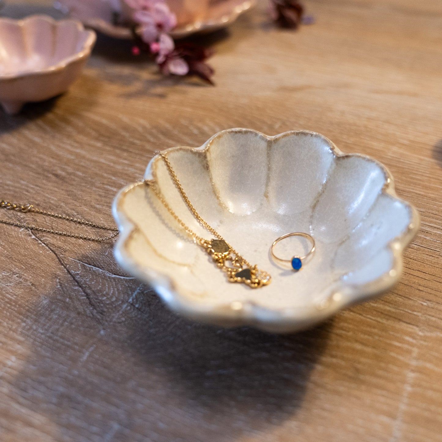 Elegant handcrafted white 10cm bowl made in Japan - Decorated with necklace.