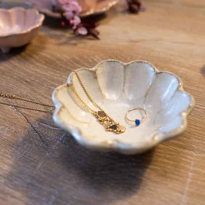 Elegant handcrafted white 10cm bowl made in Japan - Decorated with necklace.