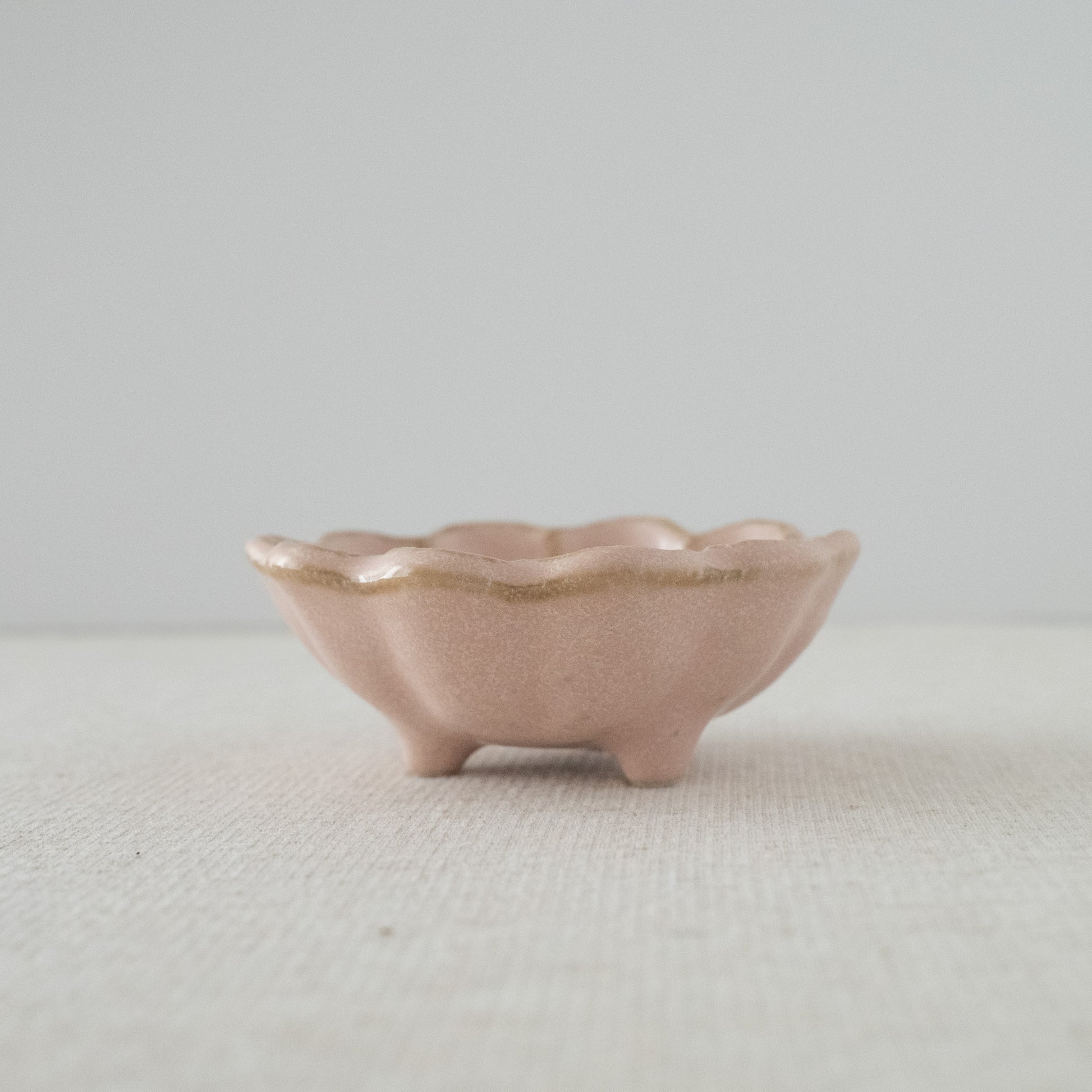 Elegant handcrafted pink 8cm bowl made in Japan - Side view