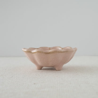 Elegant handcrafted pink 8cm bowl made in Japan - Side view